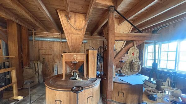 Eine alte von Wasser betriebene Mühle, mit der das eigene Mehl hergestellt wird - gibt es das überhaupt noch? Auf dem Bauernhof Forssa Kvarnagård passiert genau das wieder.