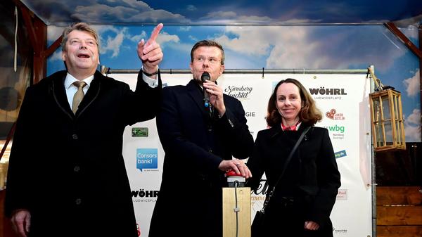 Oberbürgermeister Marcus König hat gemeinsam mit Wirtschafts- und Wissenschaftsreferentin Dr. Andrea Heilmaier, zugleich 2. Vorstand von Nürnberg leuchtet e. V., und Matthias Benk, 1. Vorstand von Nürnberg leuchtet e. V., bei einer kleinen Feierstunde die Weihnachtsbeleuchtung in der Innenstadt eingeschaltet.