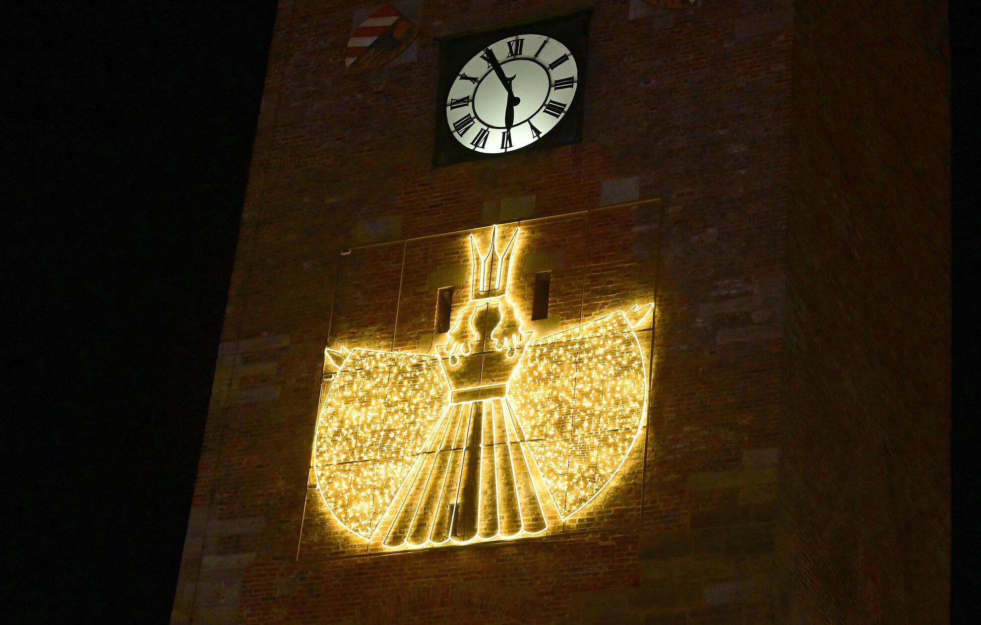 Auch der Engel am Weißen Turm leuchtet wieder von seinem Stammplatz aus.