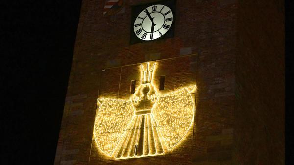Auch der Engel am Weißen Turm leuchtet wieder von seinem Stammplatz aus.