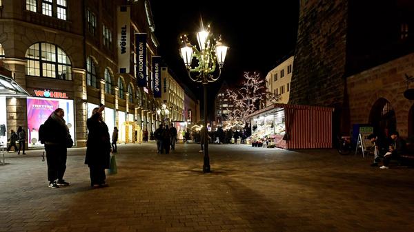 Der Großteil der Elemente brennt täglich von 15.30 bis 23 Uhr, am Eröffnungstag des Christkindlesmarkts sogar bis 24 Uhr.
