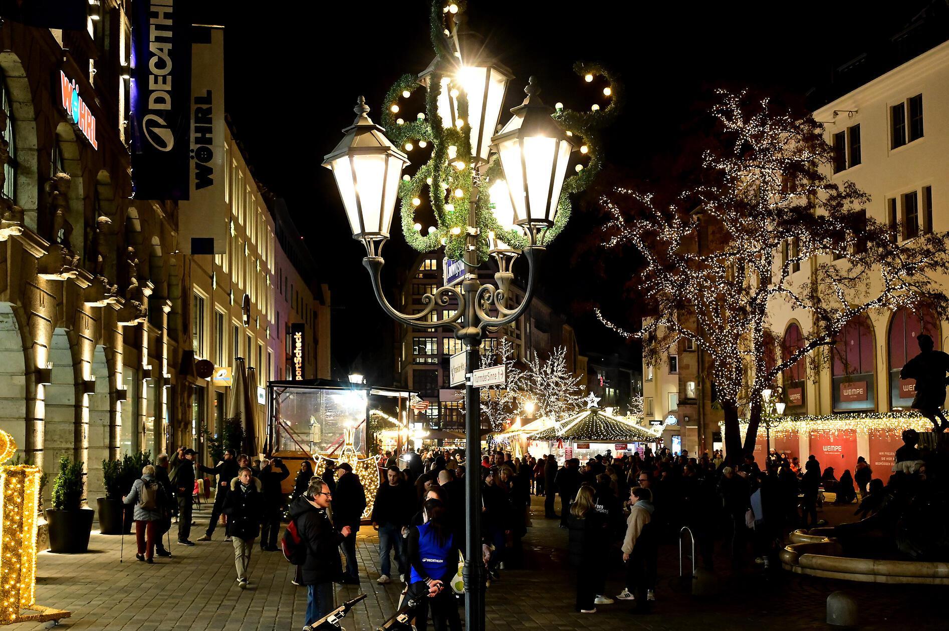 Manche Elemente in einzelnen Straßenzügen und die Elemente an den Eingängen zur Altstadt sind mit der Straßenbeleuchtung gekoppelt und leuchten daher die ganze Nacht, also auch für Nürnbergs Nachtschwärmer.