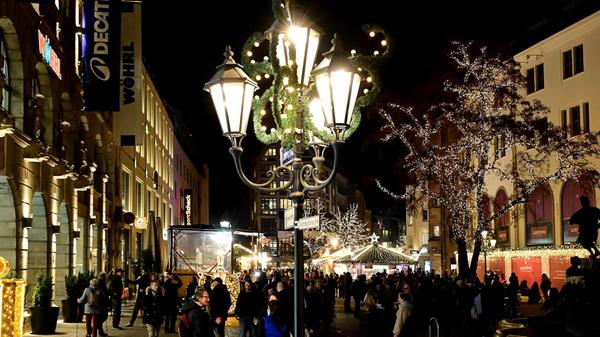 Manche Elemente in einzelnen Straßenzügen und die Elemente an den Eingängen zur Altstadt sind mit der Straßenbeleuchtung gekoppelt und leuchten daher die ganze Nacht, also auch für Nürnbergs Nachtschwärmer.