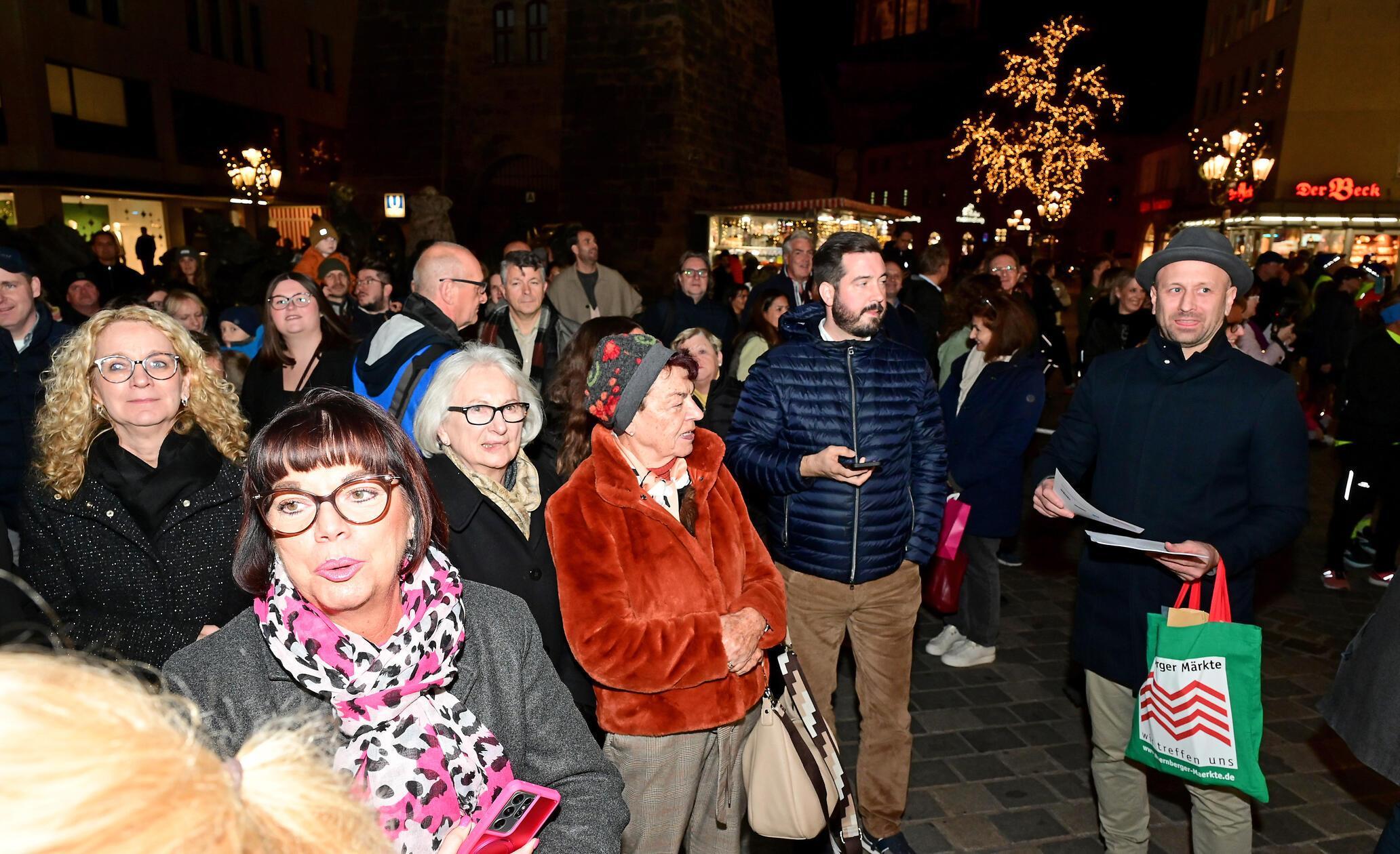 Einige Schaulustige kamen, um das Einschalten der diesjährigen Weihnachtsbeleuchtung zu erleben.
