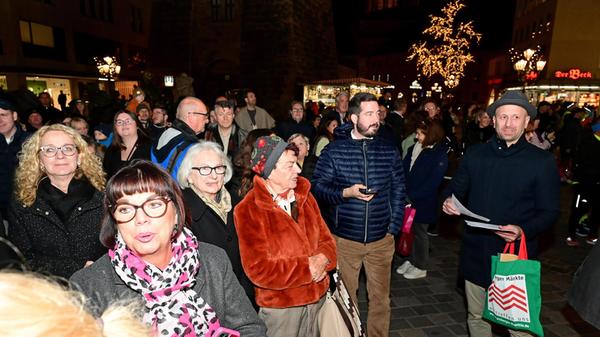 Einige Schaulustige kamen, um das Einschalten der diesjährigen Weihnachtsbeleuchtung zu erleben.