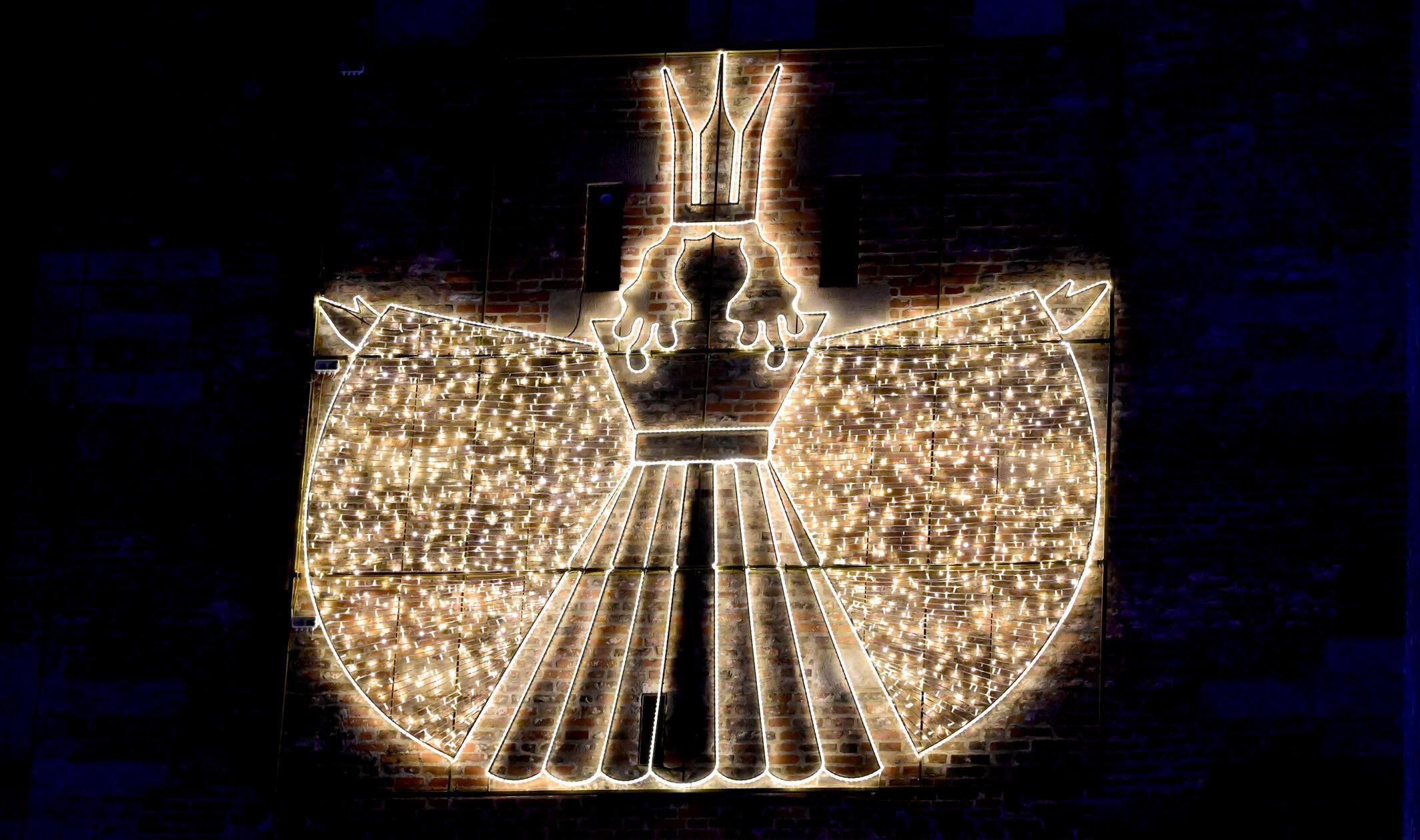 Die Weihnachtsbeleuchtung wird vom Verein Nürnberg leuchtet e. V. organisiert. Dieser Verein wurde vor 13 Jahren von der Stadt und dem Innenstadt-Einzelhandel gemeinsam ins Leben gerufen. Er finanziert die Weihnachtsbeleuchtung mit Hilfe vieler Unterstützerinnen und Unterstützer und eines städtischen Zuschusses.