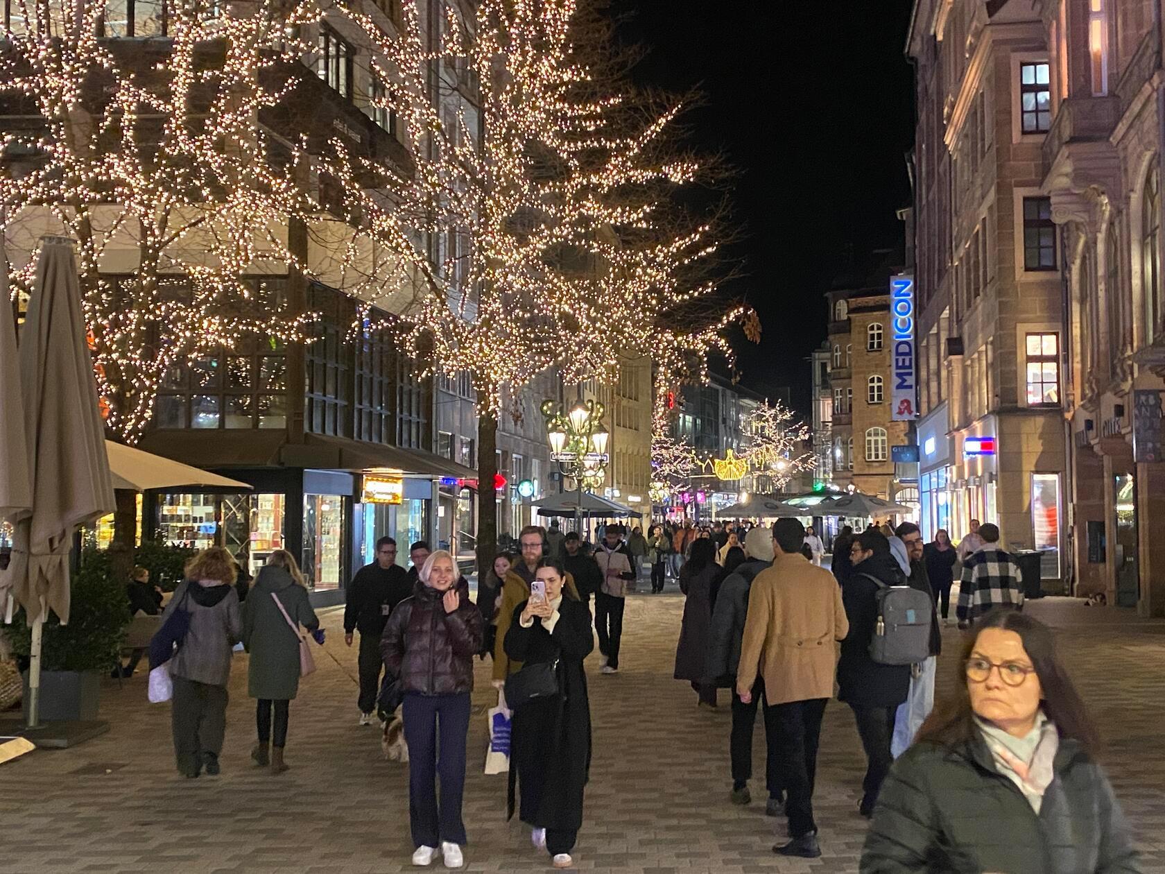 Die Beleuchtung gilt als stimmungsvoller Vorgeschmack auf den Christkindlesmarkt, der Ende November eröffnet. Foto: NEWS5 / Eric Deyerler Weitere Informationen... https://www.news5.de/news/news/read/39407