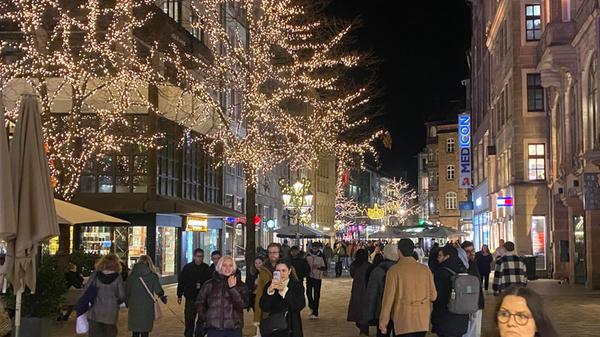 Die Beleuchtung gilt als stimmungsvoller Vorgeschmack auf den Christkindlesmarkt, der Ende November eröffnet. Foto: NEWS5 / Eric Deyerler Weitere Informationen... https://www.news5.de/news/news/read/39407