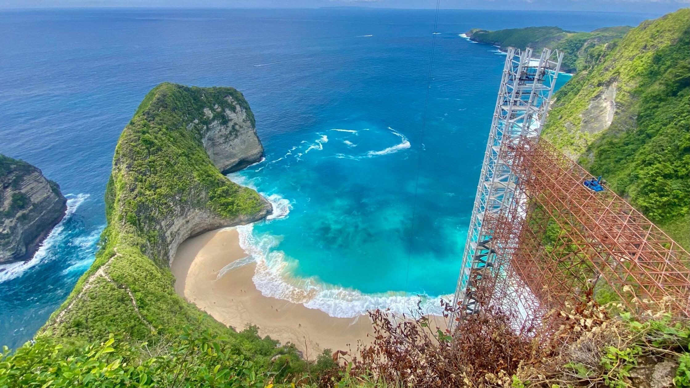 Streit um Glasaufzug spaltet Bali – Baustopp auf Nusa Penida