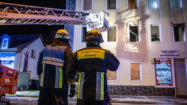 13 Verletzte bei Wohnungsbrand: Feuerwehr rettet m