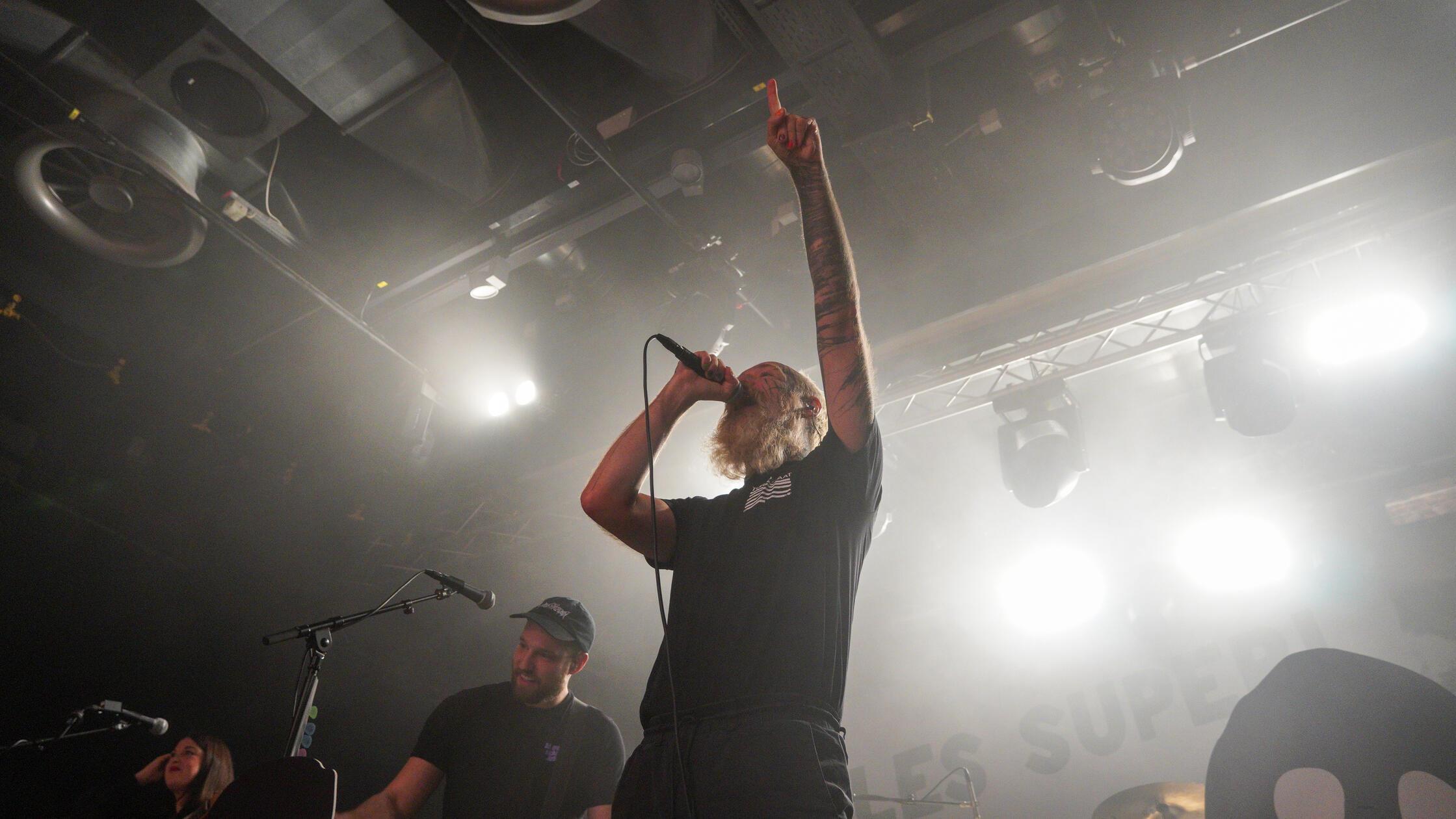 Ist Punk nun tot - oder doch nicht? Das "Team Scheiße" bewies beim seit langem ausverkauften Konzert im E-Werk-Saal in Erlangen, dass Punkrock nicht unterzukriegen ist.