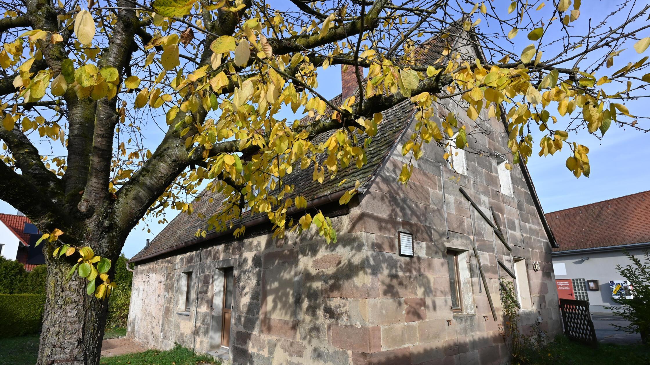 Das ehemalige Gemeindehaus in Kriegenbrunn ist von