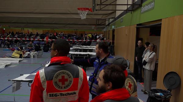 Der überwiegende Teil der Evakuierten kam bei Familie oder Freunden unter. Rund 2 400 Personen wurden in Betreuungsstellen umsorgt, unter anderem im Schulzentrum am Berliner Platz.