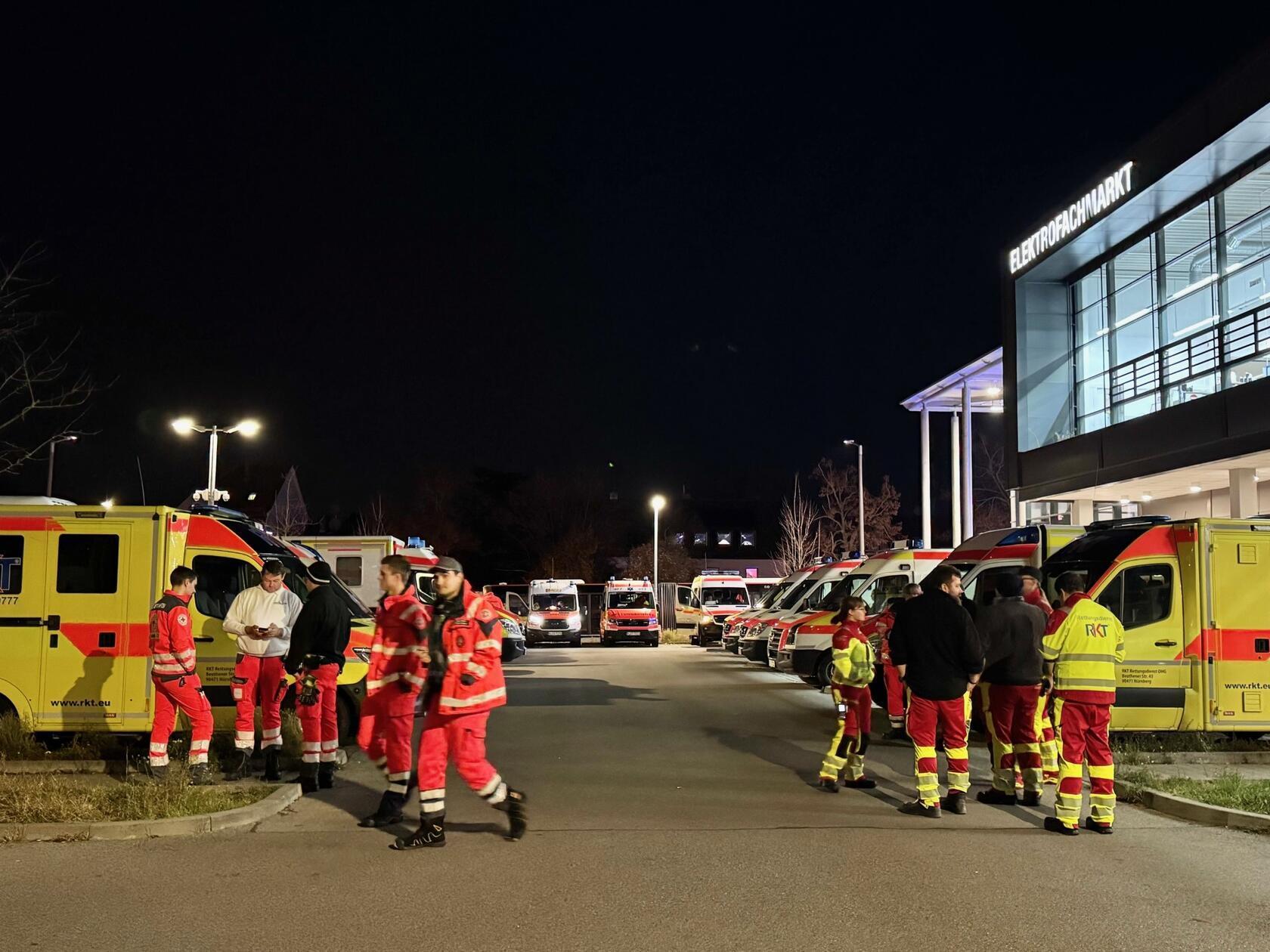 Bombenexperten und hunderte Einsatzkräfte waren nach Angaben der Stadt vom Abend vor Ort: insgesamt fast 500 Feuerwehrleute, rund 250 Helfer von Rettungsdiensten, 60 Kräfte des THW und mehr als 100 Polizeibeamte. Bis Samstagmorgen wuchs die Anzahl der eingesetzten Kräfte auf rund 1500 an.