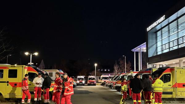 Bombenexperten und hunderte Einsatzkräfte waren nach Angaben der Stadt vom Abend vor Ort: insgesamt fast 500 Feuerwehrleute, rund 250 Helfer von Rettungsdiensten, 60 Kräfte des THW und mehr als 100 Polizeibeamte. Bis Samstagmorgen wuchs die Anzahl der eingesetzten Kräfte auf rund 1500 an.