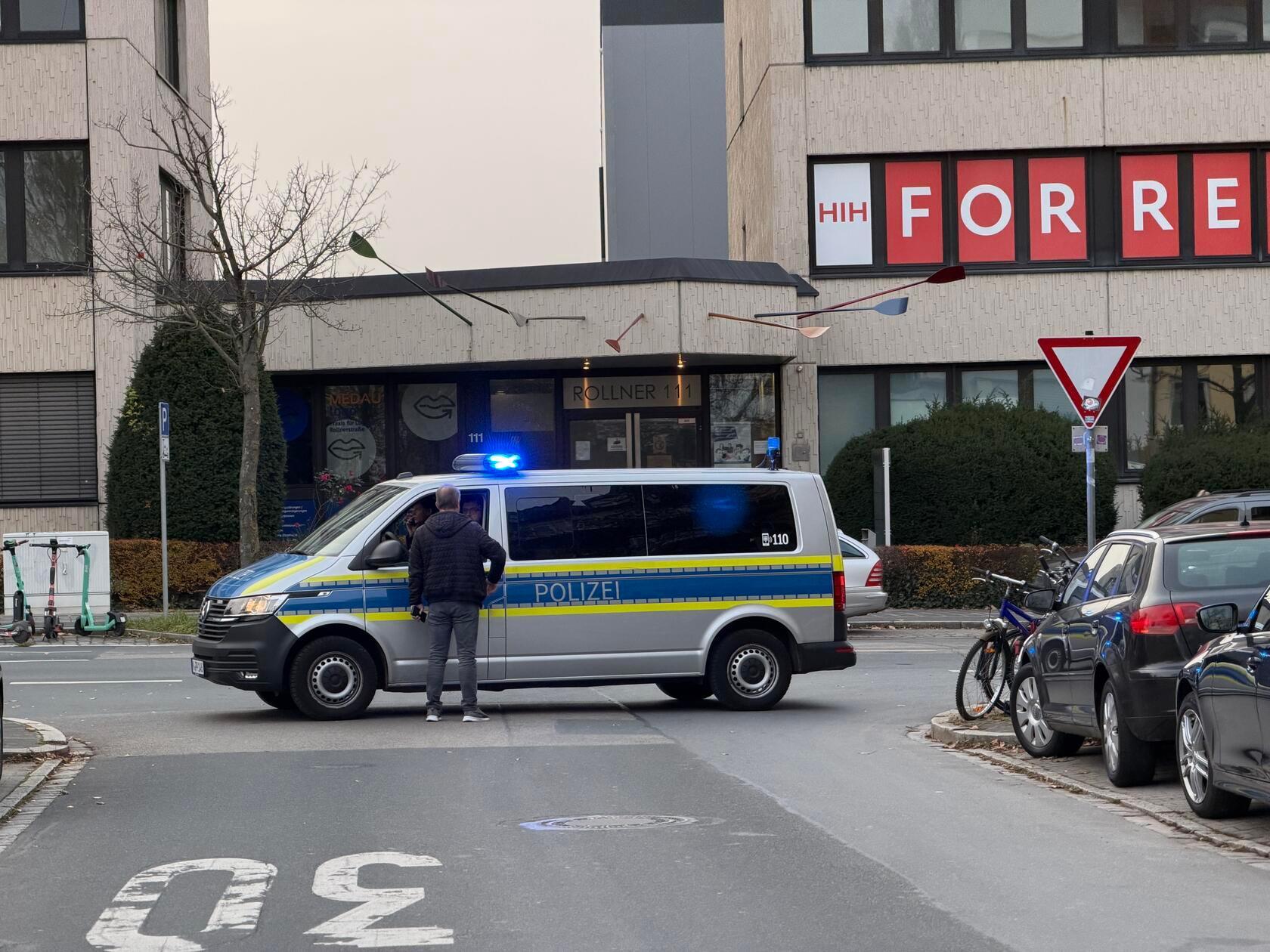 Bereits ab 19.30 Uhr hatte die Polizei im betroffenen Gebiet erste Straßen gesperrt. Fahrzeuge mit Lautsprechern fuhren durch das Gebiet, um die Bürgerinnen und Bürger zu informieren.