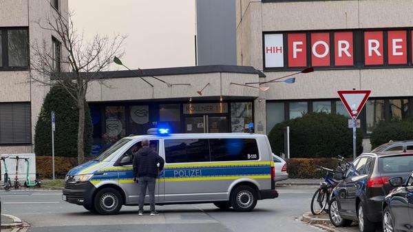 Bereits ab 19.30 Uhr hatte die Polizei im betroffenen Gebiet erste Straßen gesperrt. Fahrzeuge mit Lautsprechern fuhren durch das Gebiet, um die Bürgerinnen und Bürger zu informieren.
