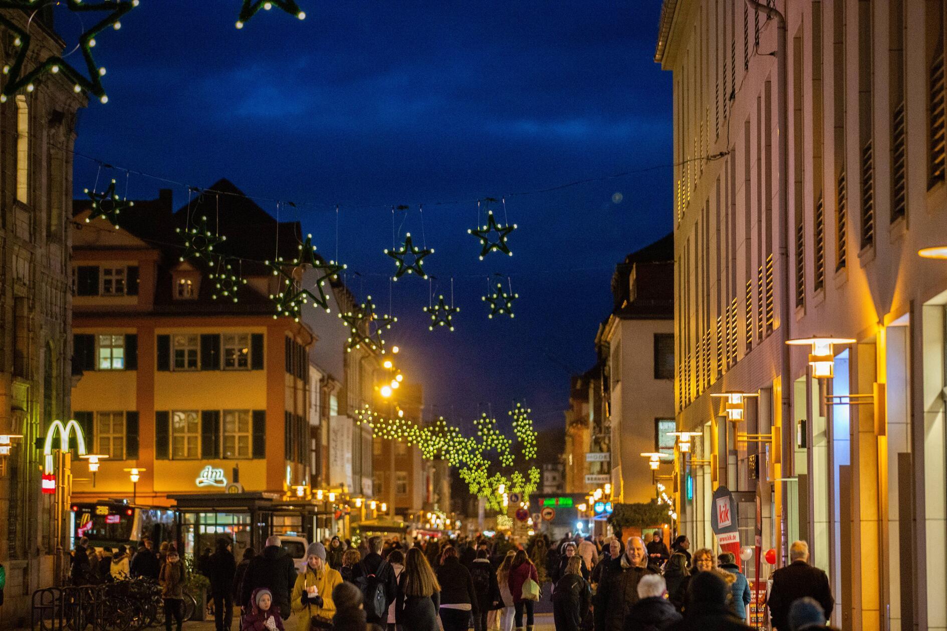 Weihnachtsmarkt in Erlangen Weihnachtsbeleuchtung 