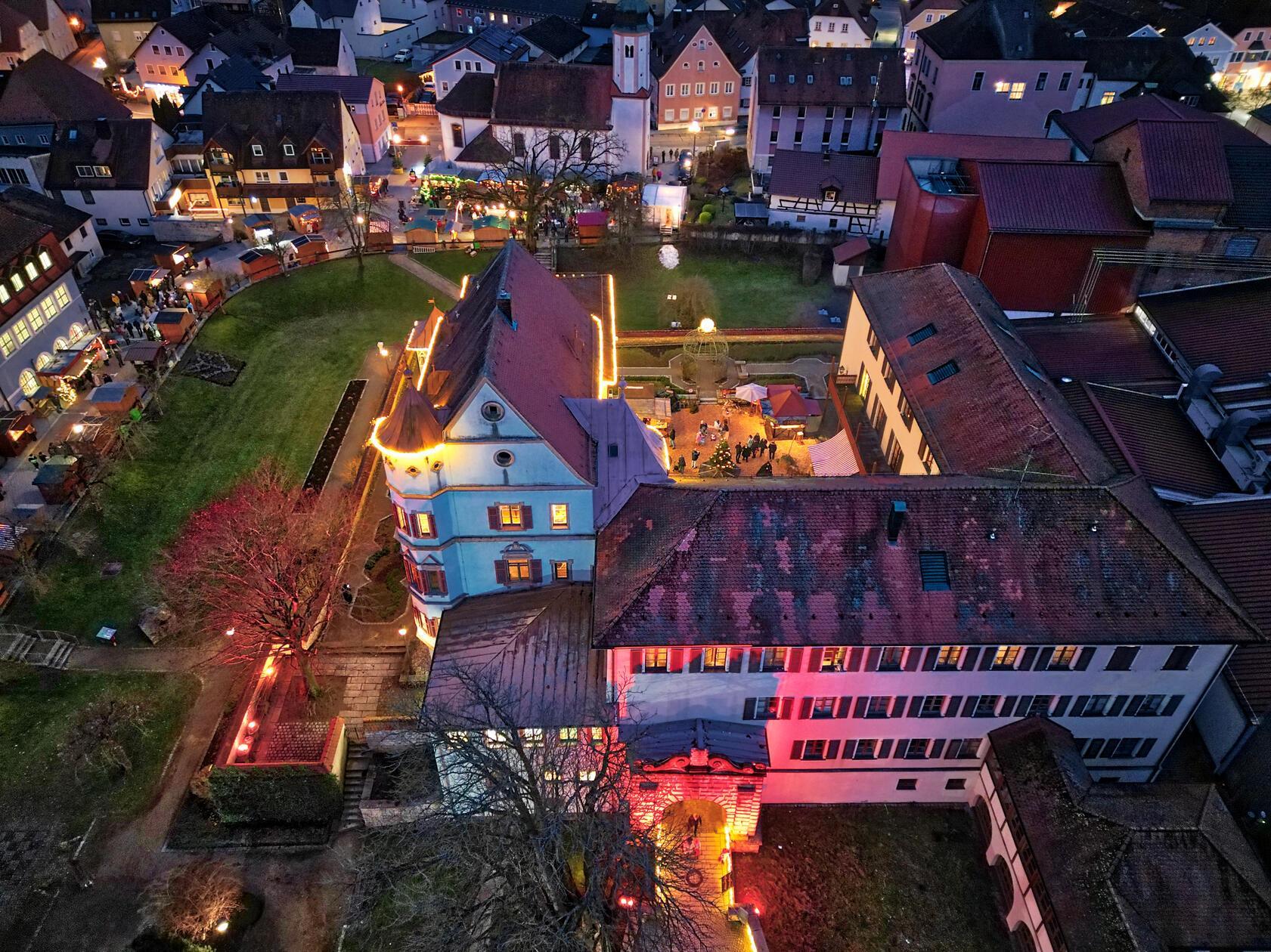 Auf der Treuchtlinger Schlossweihnacht wird es jedes Jahr besonders stimmungsvoll. Rund um das Stadtschloss sowie im Innenhof stehen zahlreiche Buden, die Besucherinnen und Besucher mit Glühwein, Plätzchen und anderen weihnachtlichen Spezialitäten versorgen. Für mittelalterliche Stimmung sorgen unter anderem Feuerartistik, Stelzentheater, Schmiedekunst und Silberschmiede und Gaukler. Geöffnet hat der Weihnachtsmarkt am zweiten und dritten Adventswochenende. Freitag und Samstag können Interessierte von 15 Uhr bis 21 Uhr den Markt besuchen, sonntags ist dort von 14 Uhr bis 20 Uhr geöffnet. Der Eintritt ist kostenlos.