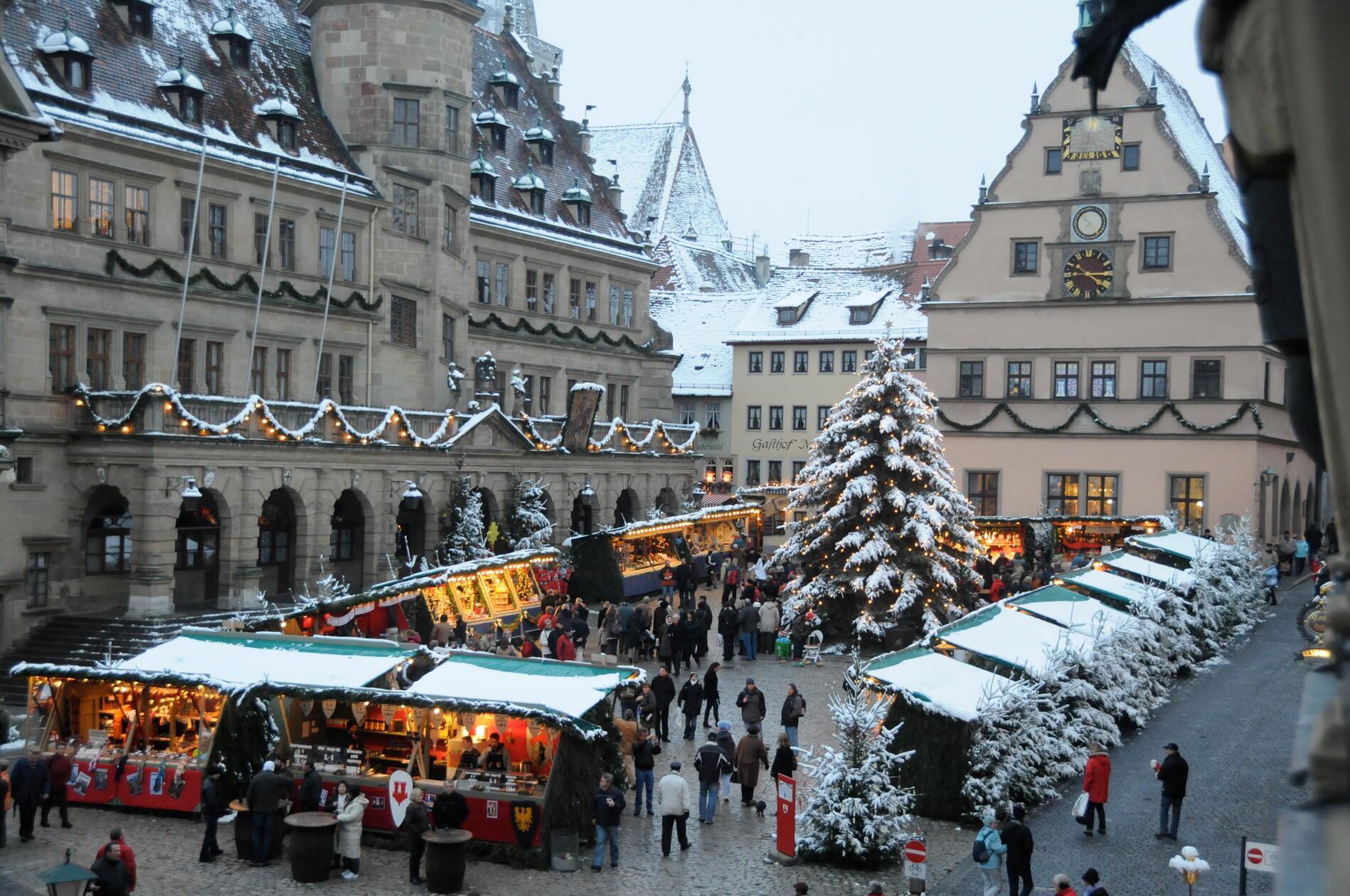 Zwischen Marktplatz, Grüner Markt und Kirchplatz sowie im Lichthof am Rathaus findet ab Freitag, 21. Dezember, in der Alt-Rothenburger Reiterlesmarkt statt. Die 61 Buden bieten dort Besucherinnen und Besucher eine ordentliche Portion Weihnachten. Jeden Abend öffnet im zweiten Stock des Rathauses ein selbst gestaltetes Adventsfenster. Der Reiterlesmarkt ist - wie schon der Name vermuten lässt - eine jahrhundertealte Tradition. Das "Reiterle" ist in Anlehnung an eine germanische Sage eine glückbringende Gestalt, die alle Menschen durch seinen Besuch erfreut. Der Markt hat täglich bis Dienstag, 23. Dezember, ab 11 Uhr geöffnet. Unter der Woche schließen die Buden um 19 Uhr, am Wochenende haben diese bis 20 Uhr geöffnet.