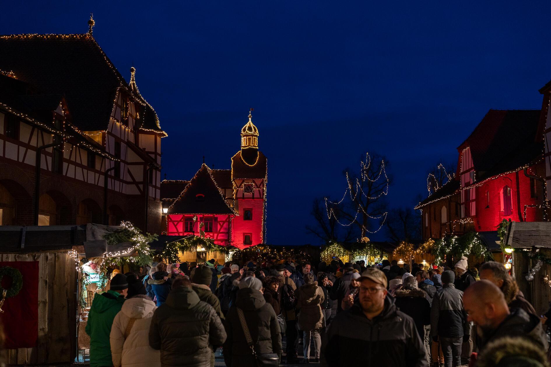 Am Weihnachtsmarkt auf Gut Wolfgangshof gibt es Lichterglanz, viele Stände und Geschenkideen, kulinarische Angebot mit Sitzgelegenheiten. Von Freitag bis Sonntag können Interessierte sich hier in Weihnachtsstimmung versetzen lassen. Besucherinnen und Besucher dürfen sich neben über 100 Buden auf Handwerksvorführungen und Aktionen im zum Markt gehörenden Kinderzauberland freuen. Der Markt hat an allen vier Adventswochenenden geöffnet. Freitags können Gäste das Areal von 15 Uhr bis 20 Uhr besuchen, Samstag und Sonntag hat das Areal ab 12 Uhr geöffnet.