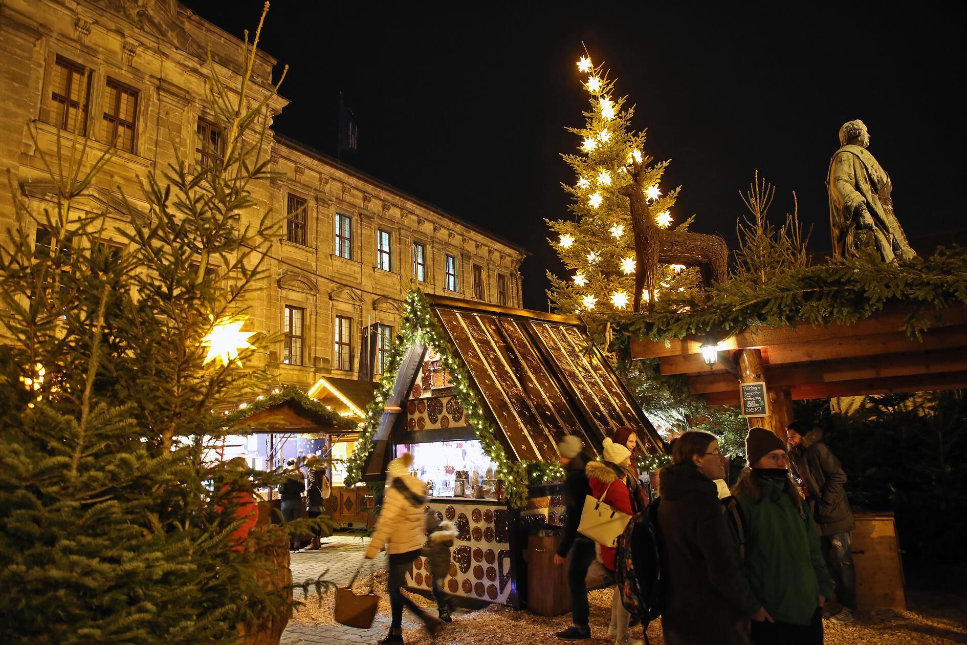 Erlangen glänzt während der Adventszeit mit drei Weihnachtsmärkten. Neben der Waldweihnacht am Schloßplatz, gibt es den mittelalterlichen, historischen Weihnachtsmarkt am Neustädter Kirchenplatz und den Altstädter Weihnachtsmarkt am Altstädter Kirchenplatz. Alle drei haben ihren eigenen Flair. Überall gibt es Glühwein, gebrannte Mandeln sowie Geschenkideen, Handwerkskunst und musikalische Unterhaltung. Alle drei Weihnachtsmärkte haben von Montag, 24. November, bis Mittwoch, 24. Dezember geöffnet.