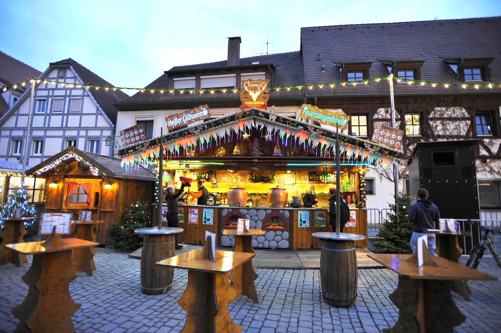 Ab Freitag, 28. November, stehen zahlreiche Buden in der Forchheimer Innenstadt bereit. Der kleine Weihnachtsmarkt hält einiges an winterlicher Kulinarik sowie Handgemachtes bereit. Die Stände haben dort Montag bis Donnerstag von 12 Uhr bis 20 Uhr, freitags von 12 Uhr bis 21 Uhr, samstags von 11 Uhr bis 21 Uhr und sonntags von 11 Uhr bis 20 Uhr geöffnet. An Heiligabend können sich Besucherinnen und Besucher dort zwischen 9 Uhr und 13 Uhr eine letzte Portion Weihnachtsstimmung abholen.