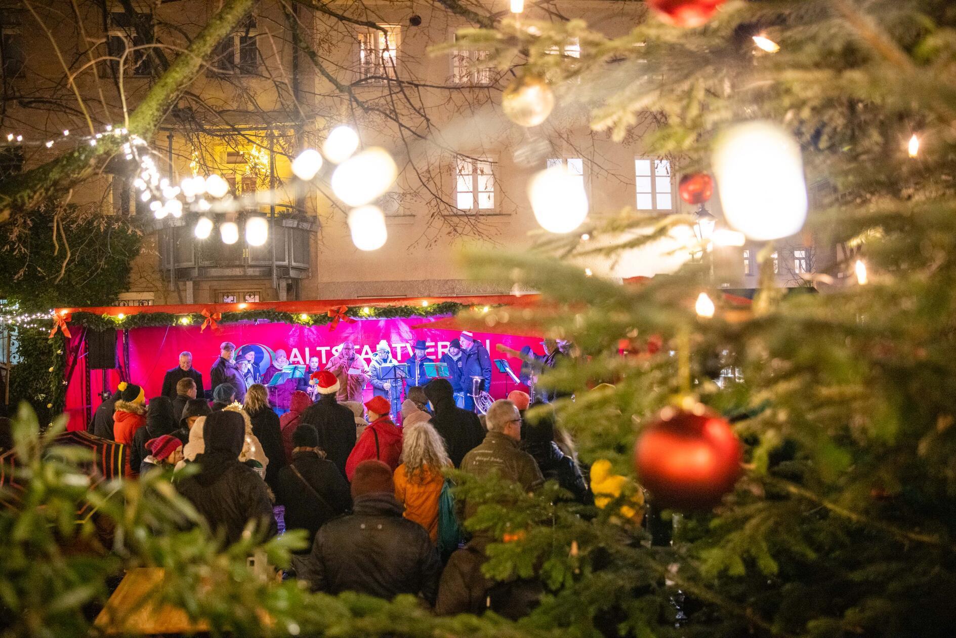 Chor-Musikeinlagen, bunte Beleuchtungen, heißer Glühwein und wärmende Speisen: Die Altstadtweihnacht in Fürth lockt auch in diesem Jahr auf den Waagplatz. Interessierte können dort von Freitag, 5. Dezember, bis Sonntag, 14. Dezember, vorbeischauen.