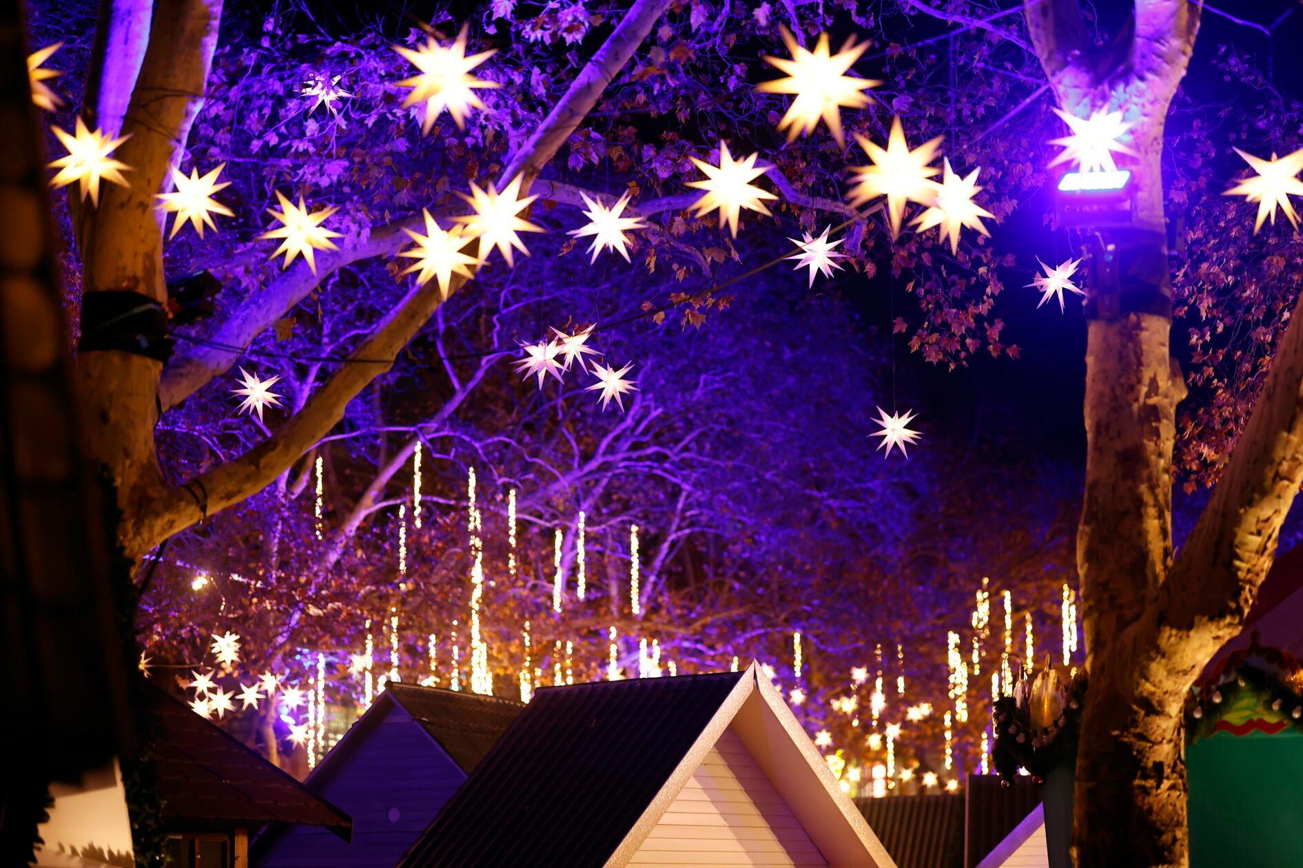 Mit über 400 Jahre Geschichte ist der Neumarkter Weihnachtsmarkt einer der ältesten der Region. Zu den zahlreichen Besonderheiten gehören eine offene Feuerstelle und ein stimmungsvolles Musikprogramm. Ab Donnerstag, 27. November, öffnen die Buden ihre Türen. Diese haben von Montag bis Mittwoch zwischen 16 Uhr und 20 Uhr, donnerstags und freitags von 14 Uhr bis 21 Uhr, samstags von 13 Uhr bis 21 Uhr und am Sonntag von 13 Uhr bis 20 Uhr geöffnet.