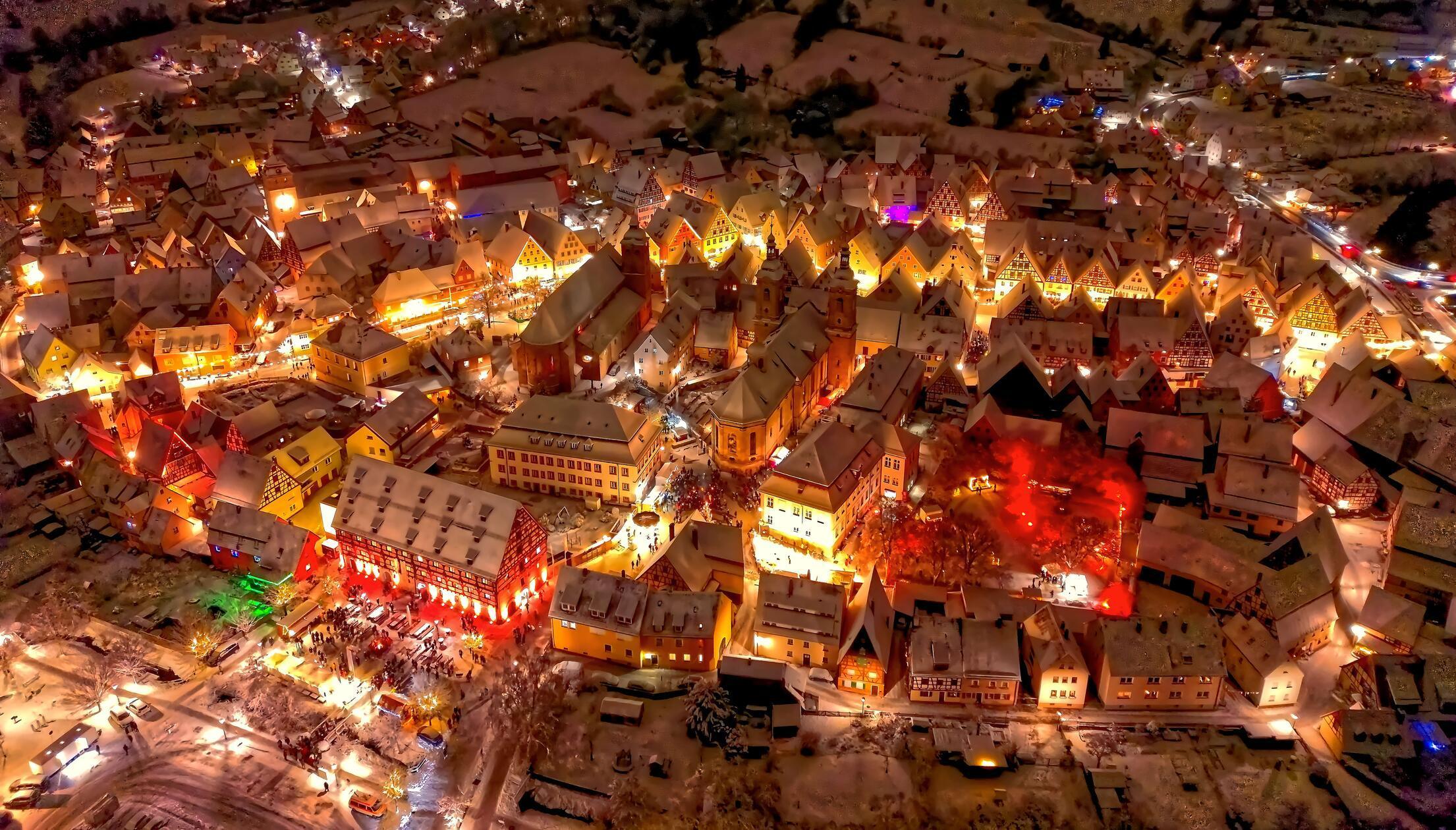 Am Samstag, 29. November und Sonntag, 30. November, hat der Weihnachtsmarkt in Spalt seine Türen geöffnet. Zahlreiche Kellergewölbe und Hopfenscheunen, die das ganze Jahr über verborgen bleiben, öffnen in der Adventszeit ihre Tore. In den Gassen der Spalter Altstadt bauen Handwerkerinnen und Handwerker ihre Stände und präsentieren deren getöpferte, geschnitzte und gedrechselte Arbeit. Auch die Museen laden zum Besuch ein.