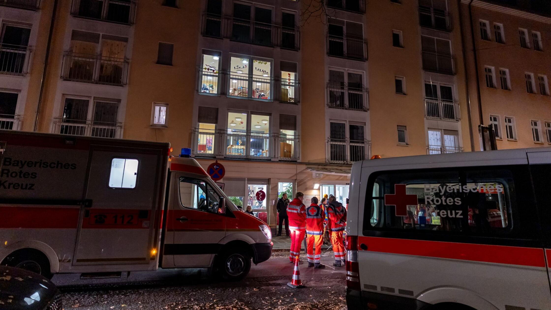 Rettungssanitäter stehen im Rahmen der Evakuierung