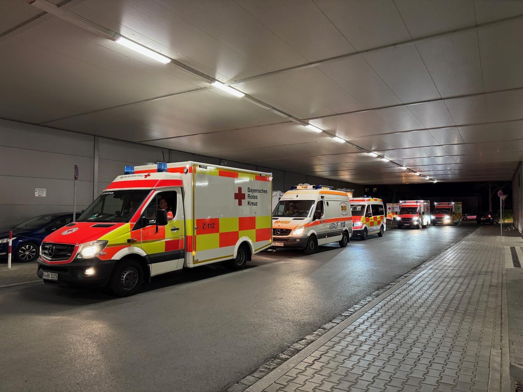 Am späten Abend gingen kleine Einsatzteams von Haustür zu Haustür. Sie informierten laut Stadt die Bewohnerinnen und Bewohner, dass sie das Haus oder die Wohnung wegen des Bombenfunds verlassen müssten.