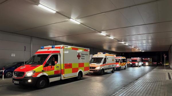 Am späten Abend gingen kleine Einsatzteams von Haustür zu Haustür. Sie informierten laut Stadt die Bewohnerinnen und Bewohner, dass sie das Haus oder die Wohnung wegen des Bombenfunds verlassen müssten.