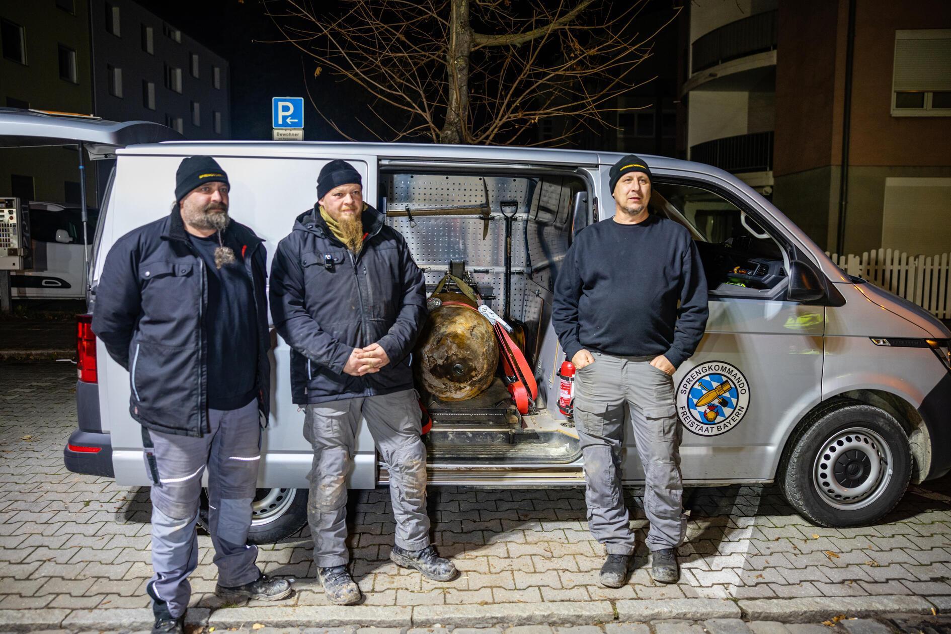 Die drei Sprengmeister benötigten etwa eine Stunde, um den Blindgänger zu entschärfen.