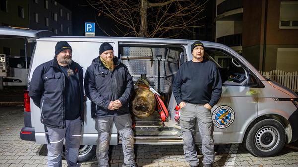 Die drei Sprengmeister benötigten etwa eine Stunde, um den Blindgänger zu entschärfen.