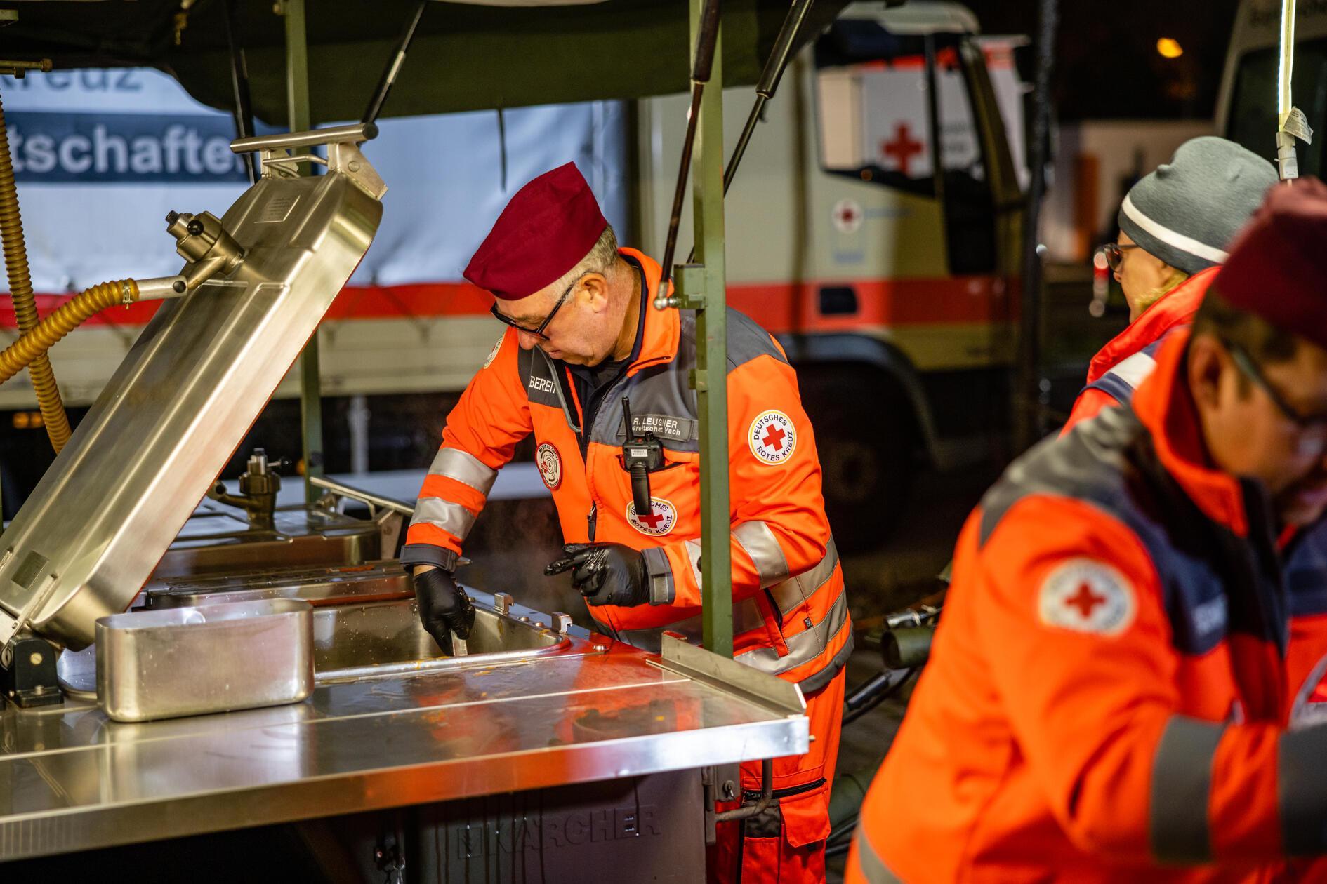 Nach Informationen der Stadt wurden rund 2.400 Personen während des Einsatzes betreut. Ab 3.40 Uhr durften die Bewohnerinnen und Bewohner der evakuierten Häuser wieder zurück in ihre Wohnungen.