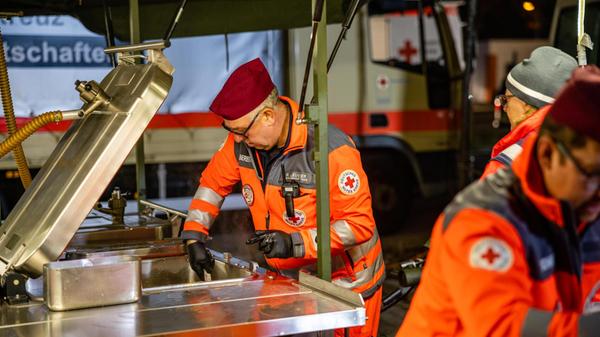 Nach Informationen der Stadt wurden rund 2.400 Personen während des Einsatzes betreut. Ab 3.40 Uhr durften die Bewohnerinnen und Bewohner der evakuierten Häuser wieder zurück in ihre Wohnungen.