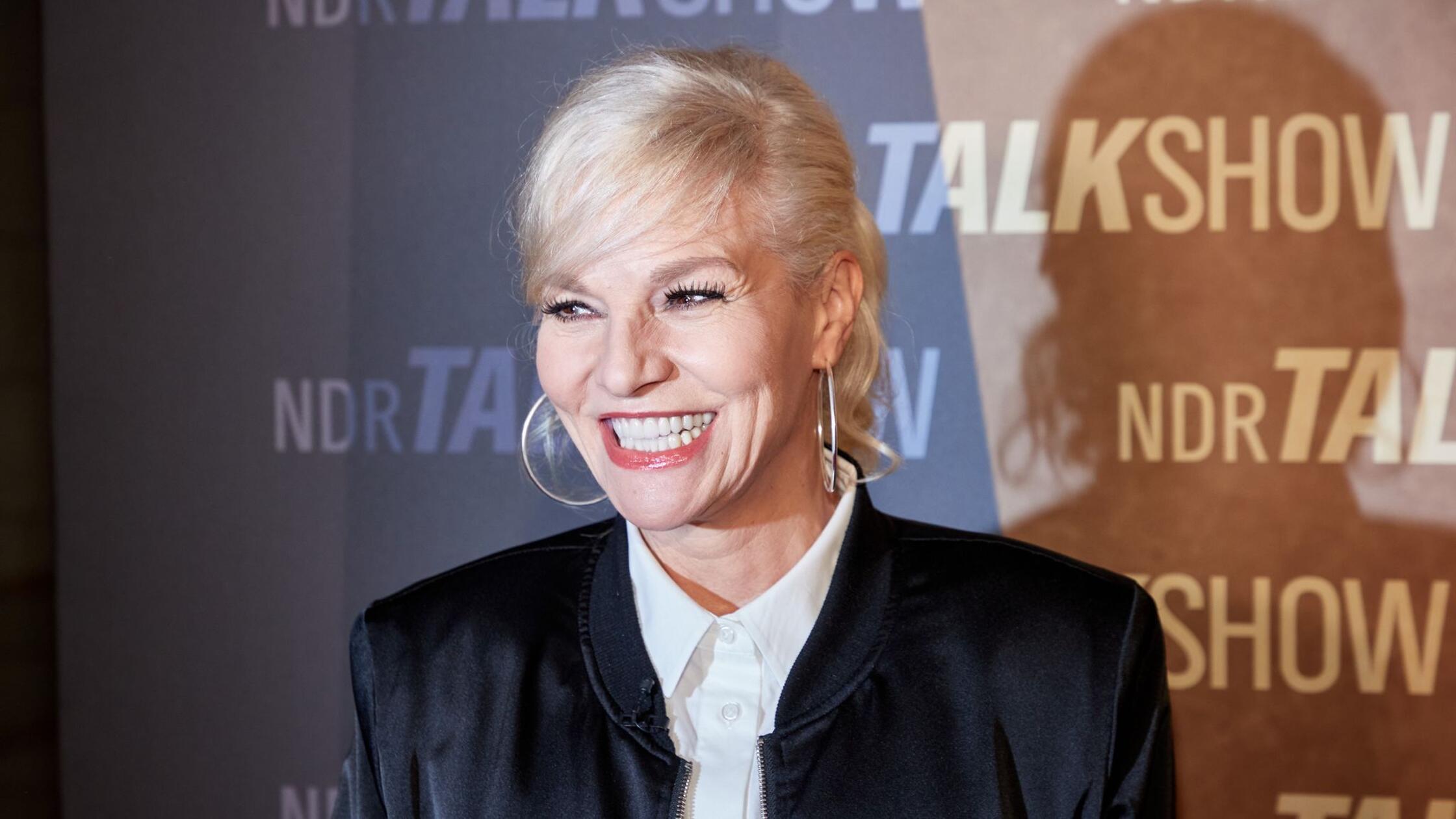 Ina Müller entsorgt alte Liebesbriefe