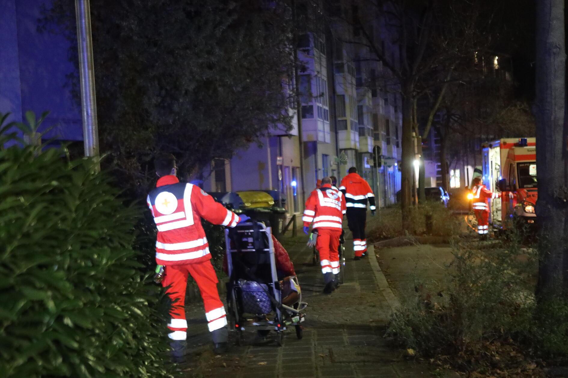 Eines der Altenheime, die evakuiert werden mussten, ist das Seniorenwohnzentrum "Max am Stadtpark". Über 150 Bewohnerinnen und Bewohner mussten in der Nacht kurzfristig die Einrichtung verlassen. "Es hat wunderbar funktioniert mit den Helfern der Stadt und den Rettungsdiensten", erzählt eine Pflegekraft auf Nachfrage unserer Redaktion.