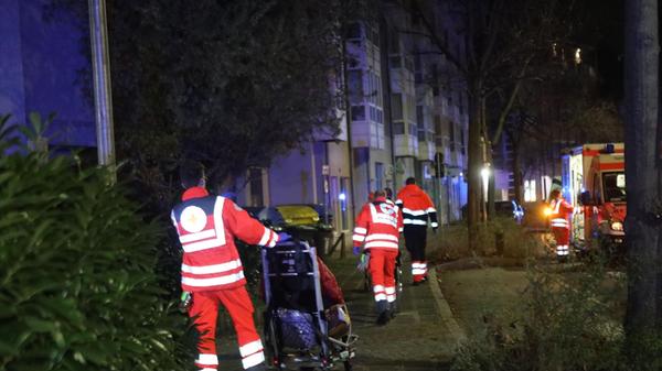 Eines der Altenheime, die evakuiert werden mussten, ist das Seniorenwohnzentrum "Max am Stadtpark". Über 150 Bewohnerinnen und Bewohner mussten in der Nacht kurzfristig die Einrichtung verlassen. "Es hat wunderbar funktioniert mit den Helfern der Stadt und den Rettungsdiensten", erzählt eine Pflegekraft auf Nachfrage unserer Redaktion.