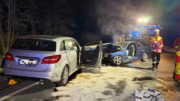 Frontalcrash in Waldstück: - Drei Personen verletz