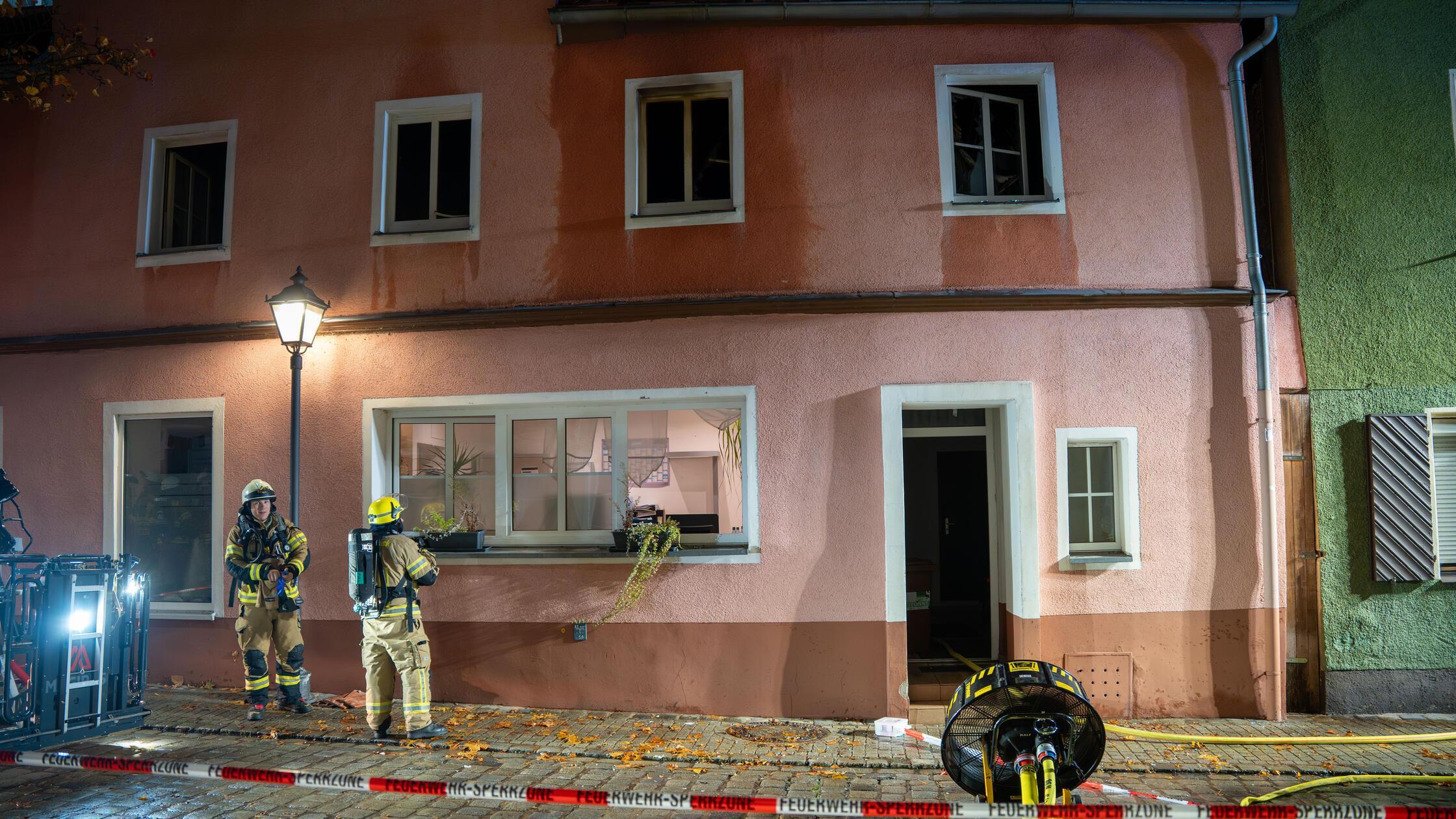 Großeinsatz im Nürnberger Land: Feuerwehr findet Toten bei Hausbrand - Polizei ermittelt