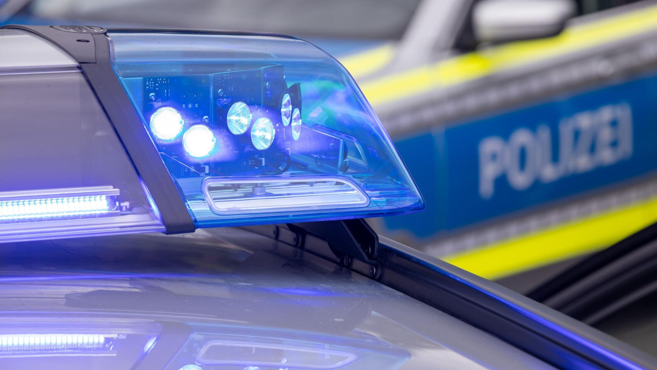 Mann stiehlt Auto von Pannenhelfer – Frau sitzt noch darin