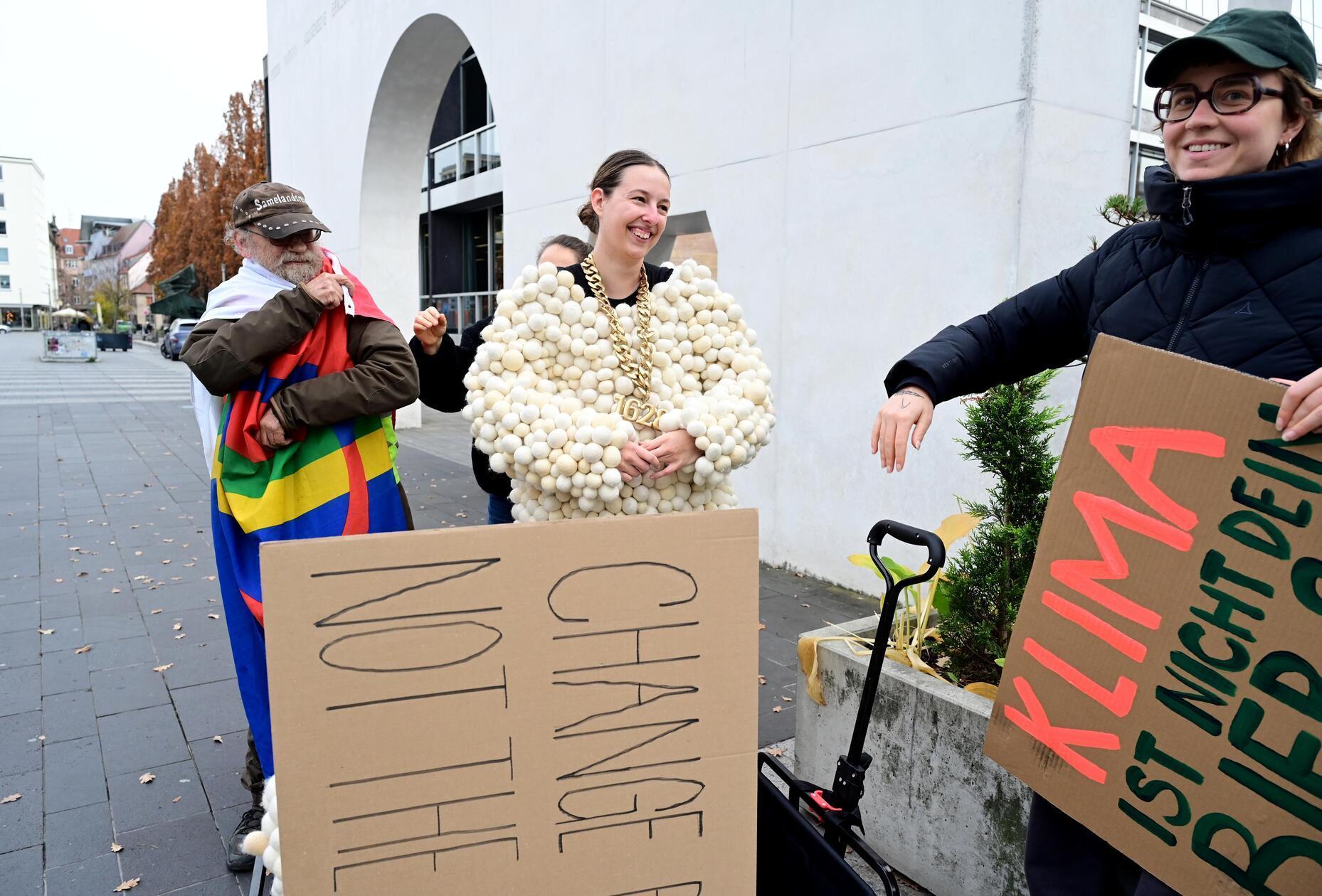 Einsatz für Klimagerechtigkeit: Am Tag des Internationalen Klimastreiks haben sich etwa 150 Aktivisten verschiedener Gruppen (darunter XR, Greenpeace, fridays for future und Baulust) am Kornmarkt versammelt und sind gemeinsam mit der weithin sichtbaren Figur der Gaia (Erde) durch die Innenstadt zum Weißen Turm gegangen, wo es eine Abschlusskundgebung gab.