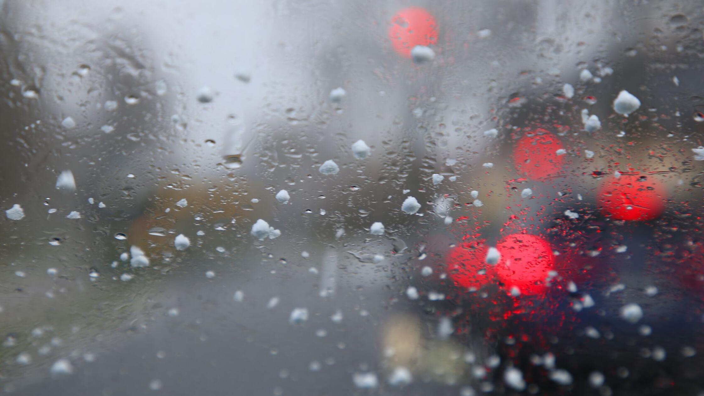 Nasskaltes Wetter zum Wochenstart und Schnee in den Alpen