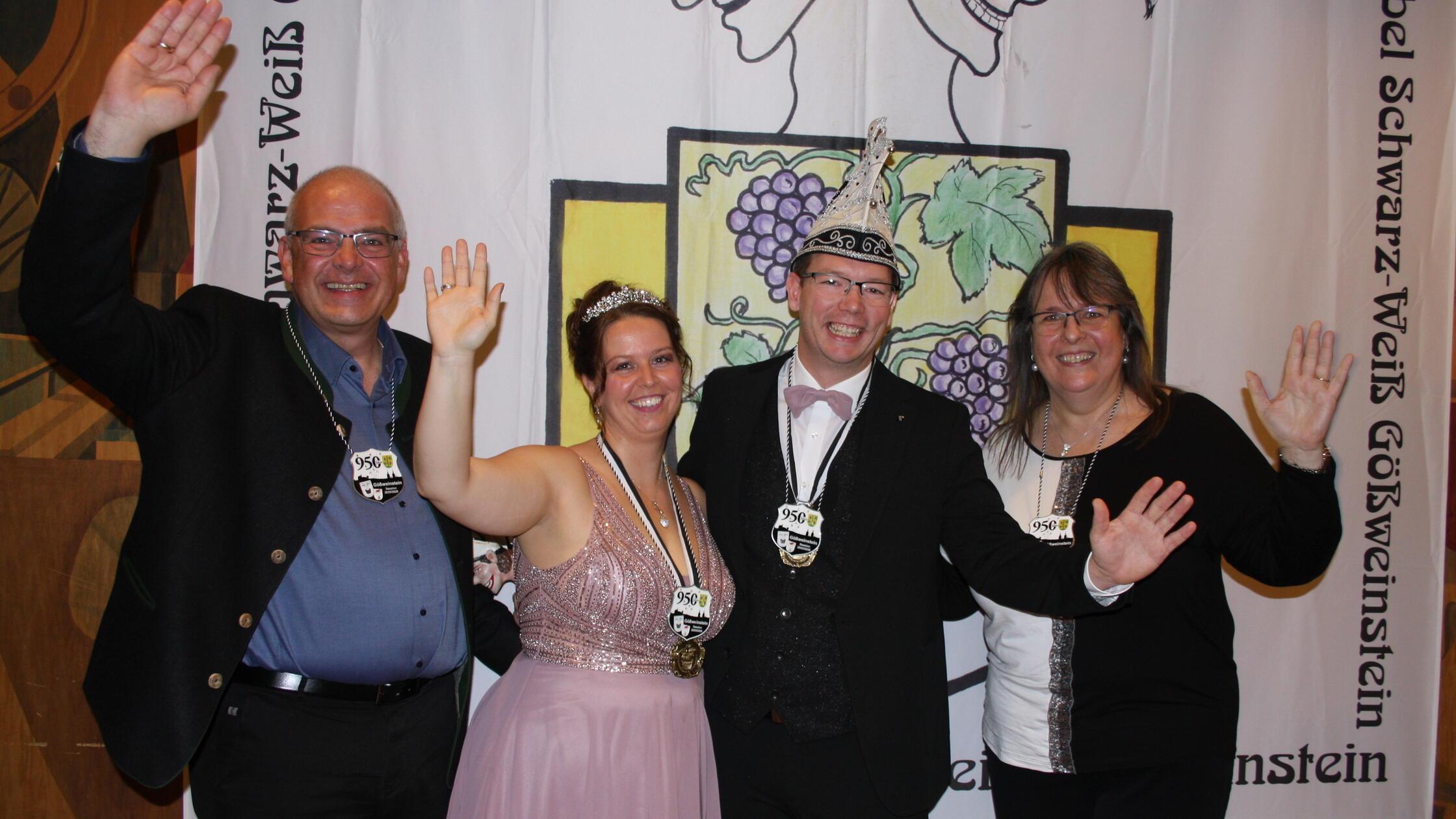 Ein dreifach donnerndes Gößma Helau. In der Mitte 