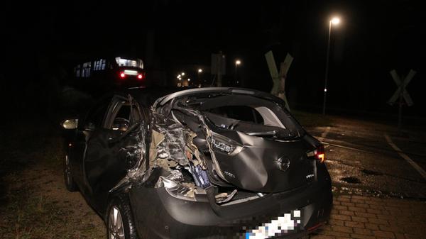 Zug erfasst Auto an Bahnübergang – Fahrer bleib