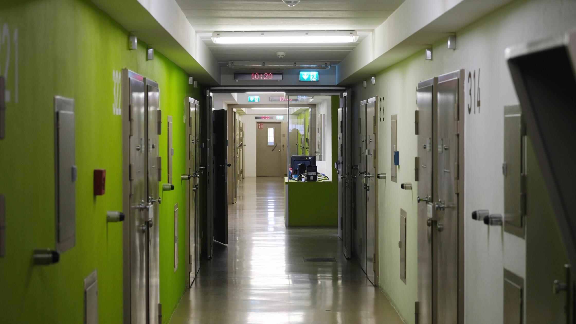 Pripornik v zaporu v Aschaffenburgu naj bi grozil paznikom