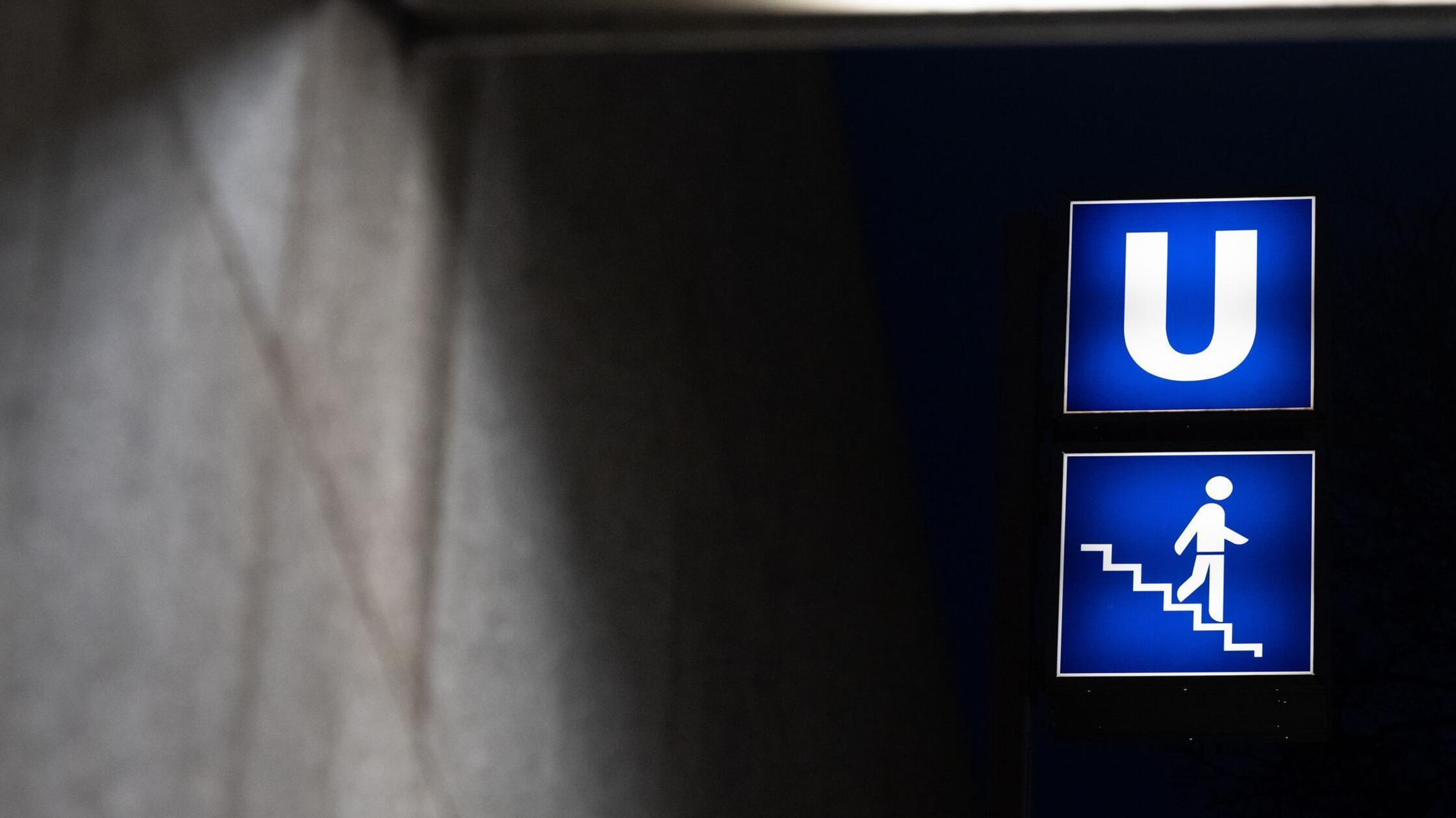 V Münchnu moški padel pod podzemno železnico in bil hudo poškodovan