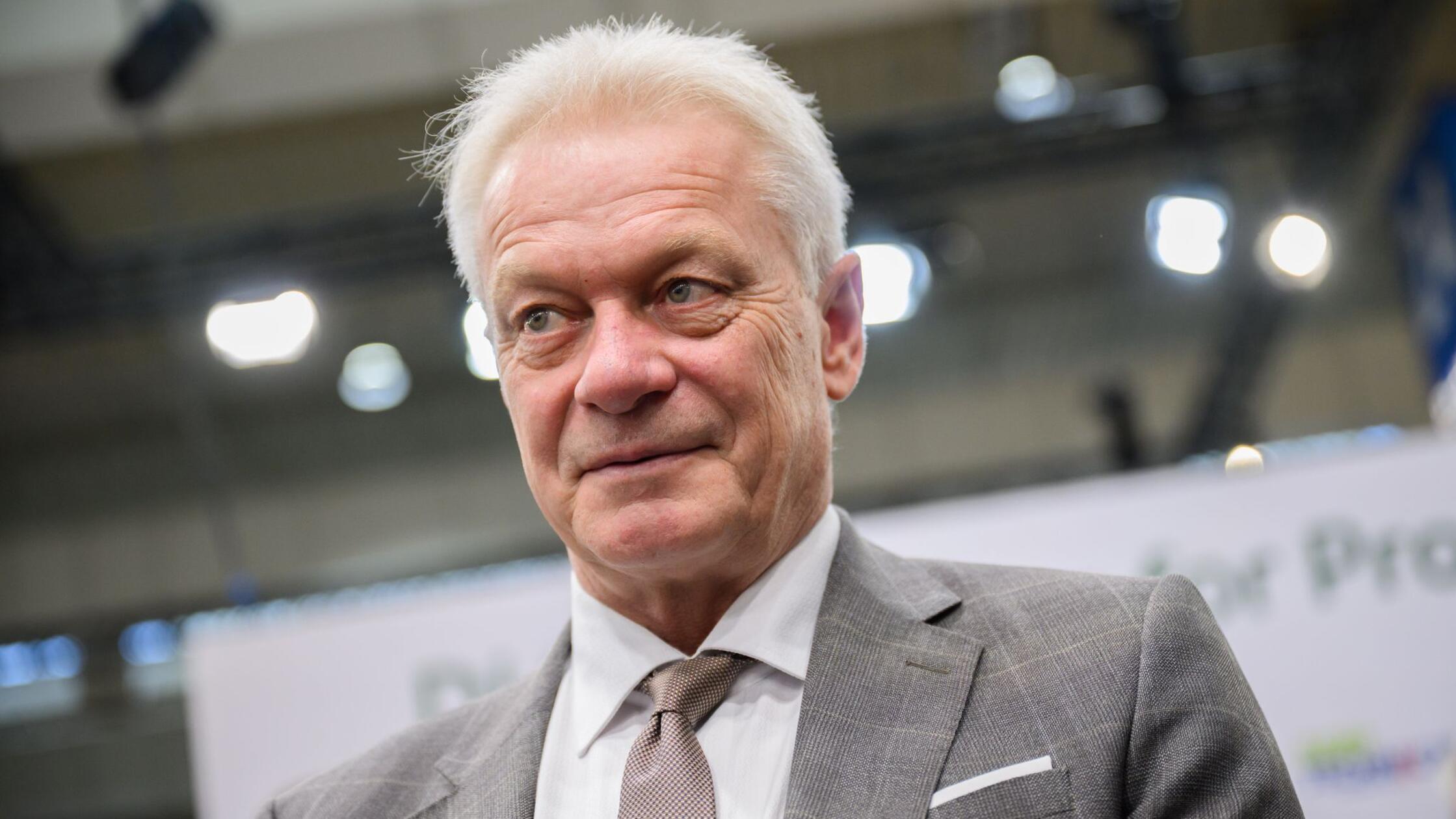 Nach zwei Stunden in der Luft: Flieger mit Minister Rainer dreht um - „technischer Defekt“